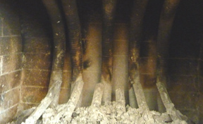 Flexible exhaust pipe on firebox floor